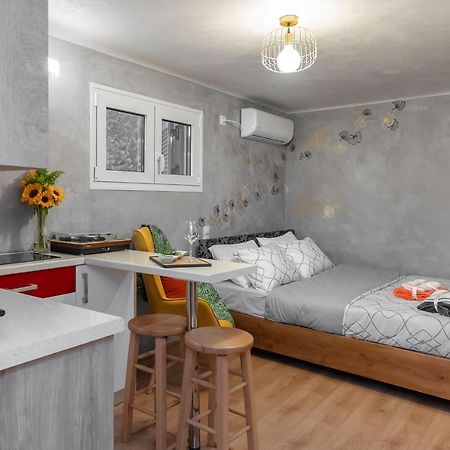 Cozy Tiny Apartment In The Heart Of Plaka Athens Exterior photo