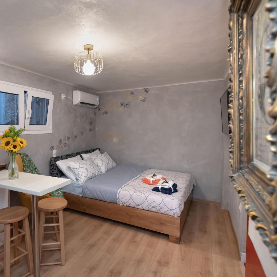 Cozy Tiny Apartment In The Heart Of Plaka Athens Exterior photo
